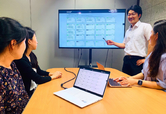 20일 경기도 안양 씨와이 본사에서 247팀 관계자들이 화장품 개발 소프트웨어 COS247 개발 회의를 진행하고 있다